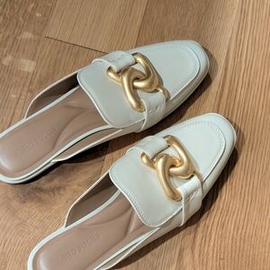 AEROSOLES Ivory Leather Slip-On Mules with Chunky Gold Chain